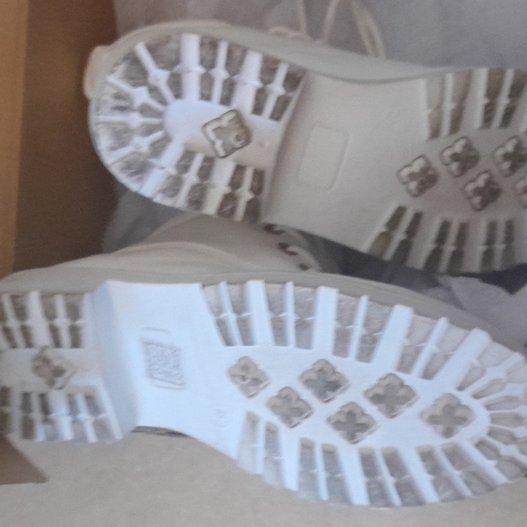 Pair of boots - Picture 3 of 4